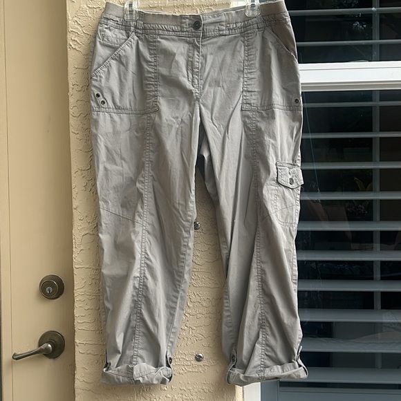 CHICOS CARGO PANTS SZ 2 M 12-14 Beige Tan Khaki Cropped Roll Cuff Button Fly EUC - Picture 15 of 17